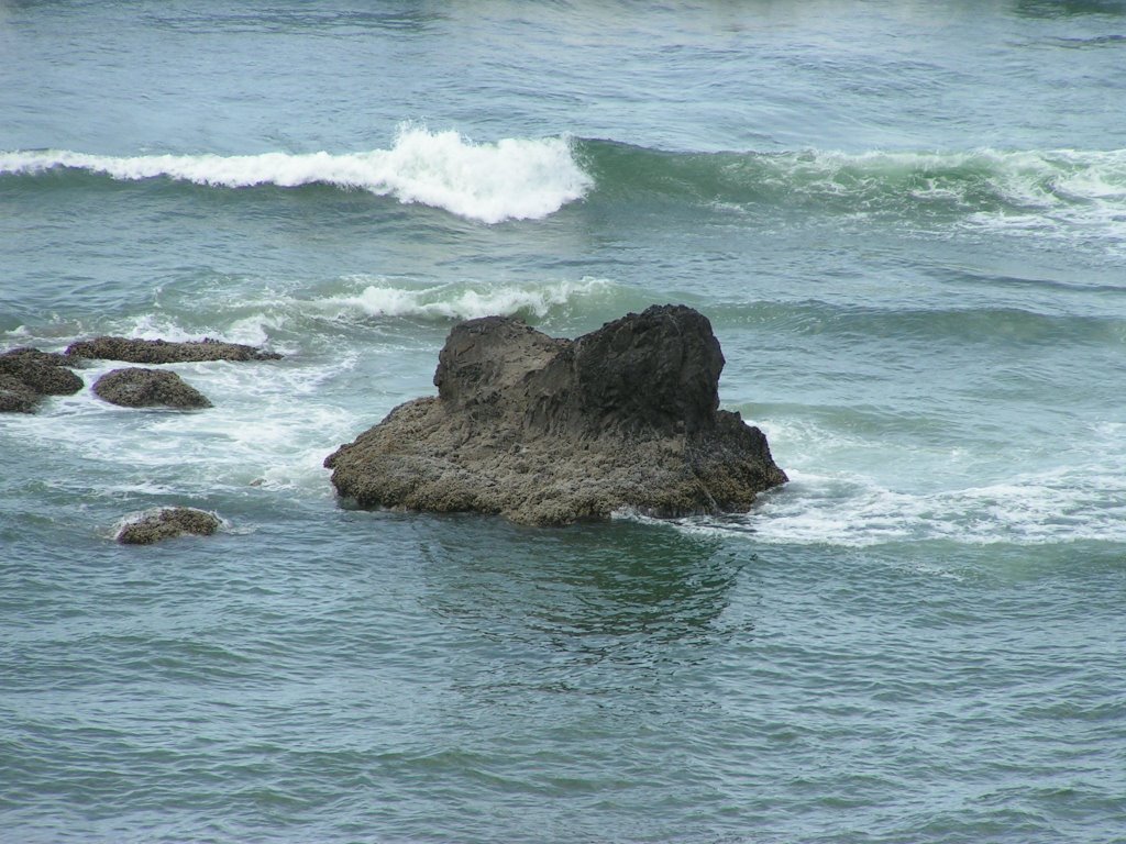 Rock in the waves of the Pacific by rankenphile