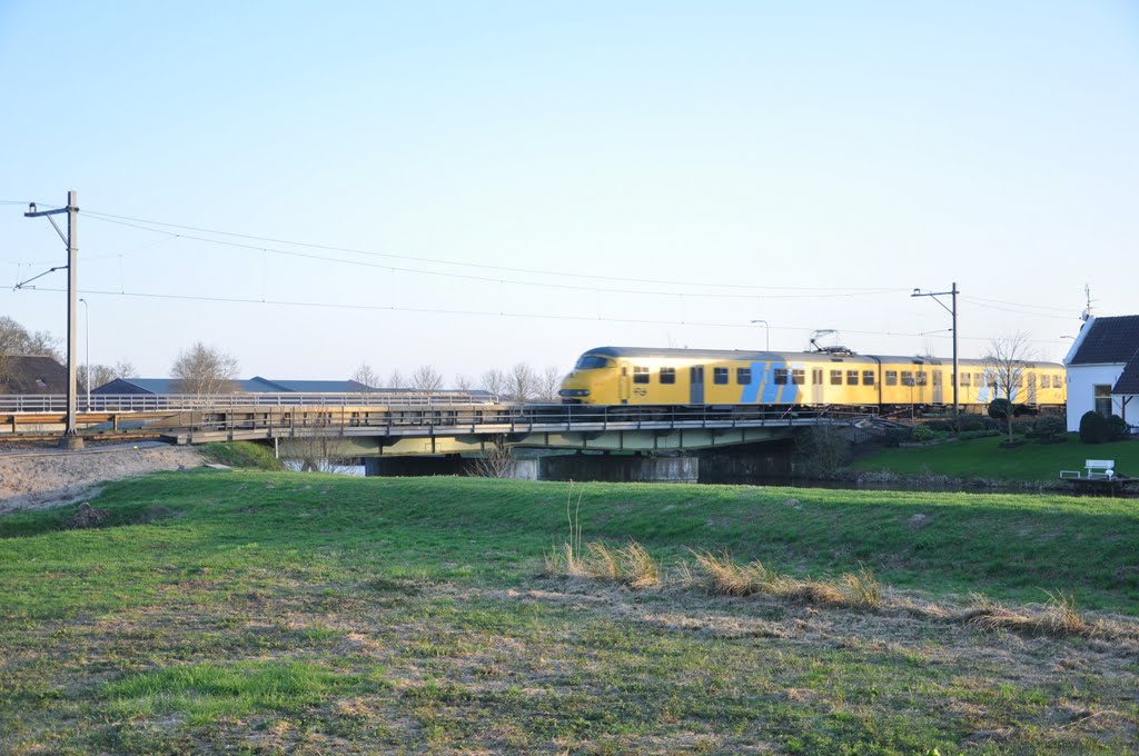 Trein over de brug bij De Haandrik (Gramsbergen) by Rob Bouwman