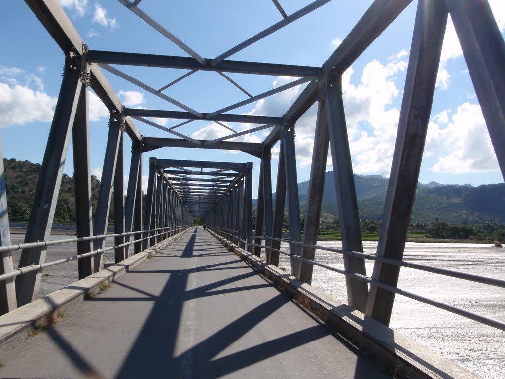 Manatuto Bridge by scasagra