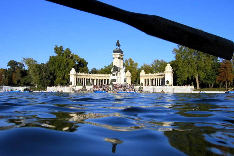 Boating Lake and Monument to Alfonso XII by androo