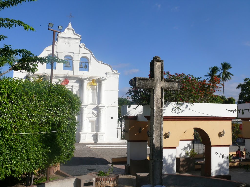 Cruz en el Parque Municipal de San Agustin Ac. by Edinilson De Leòn