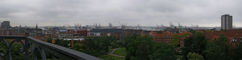 Blick über den Hafen Hamburg von Hauptkirche Altona St. Trinitatis by Matthias Ribeaucourt