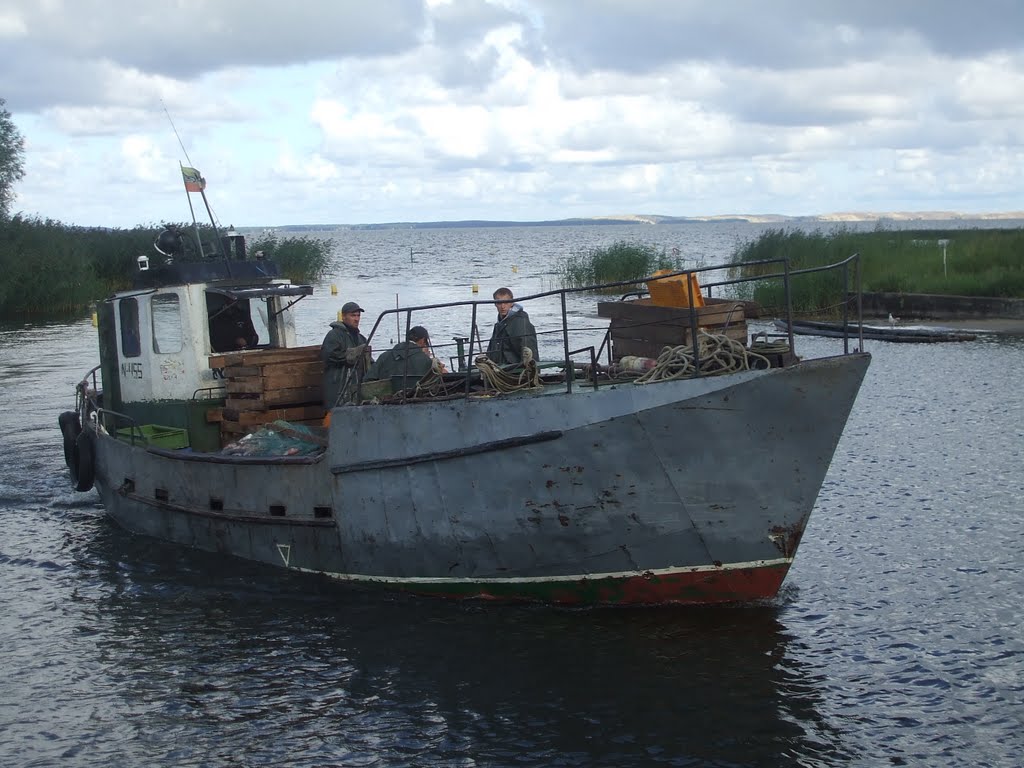 Ein Fischerboot fährt in den kleinen Hafen beim Hotel/Restaurant Schturmu am Kurischen Haff ein, 13.08.09 by Wolfgang Hanko