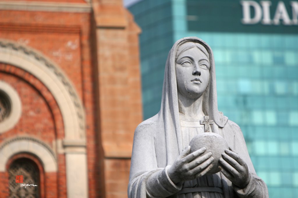 Virgin Mary in Front of Saigon Cathedral - photo by Hoàng Khai Nhan by Hoàng Khai Nhan