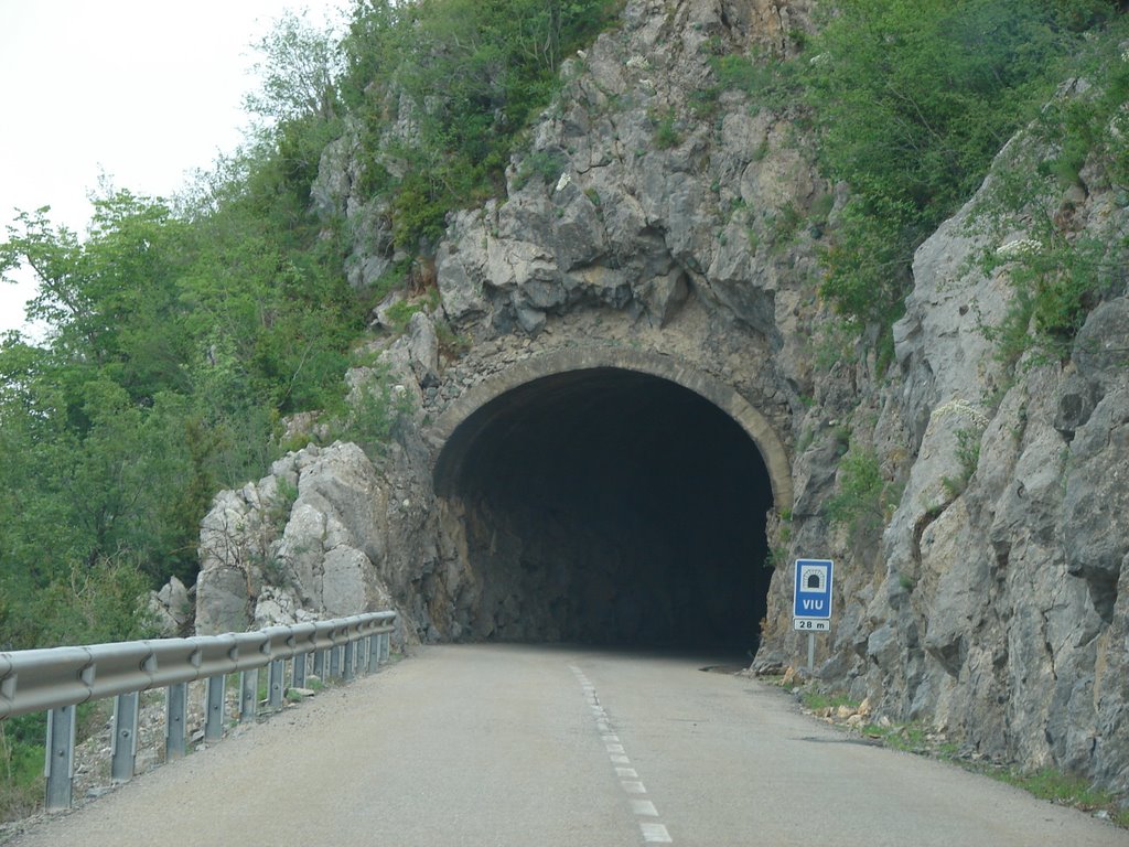 Túnel by Carlos J. Sanchez Santiago