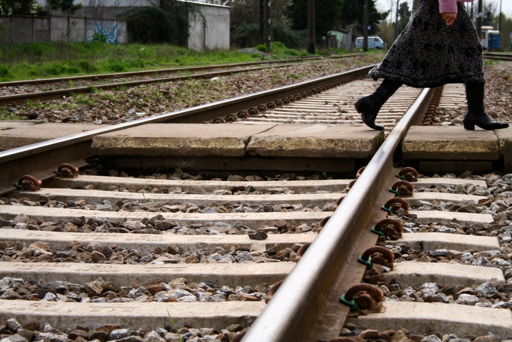 Cruce ferroviario calle Balmaceda.- by Javier Larroucau Torres