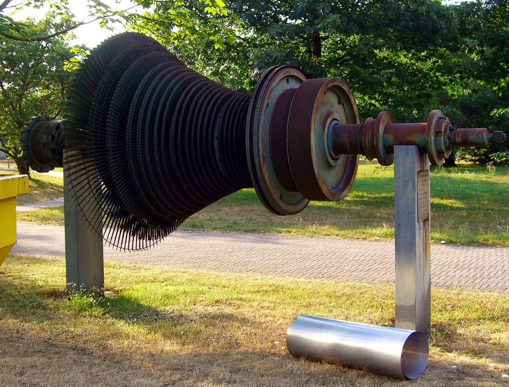 Turbinenläufer einer Kondensationsturbine auf dem Campus der Hochschule Offenburg by Martin Jundt