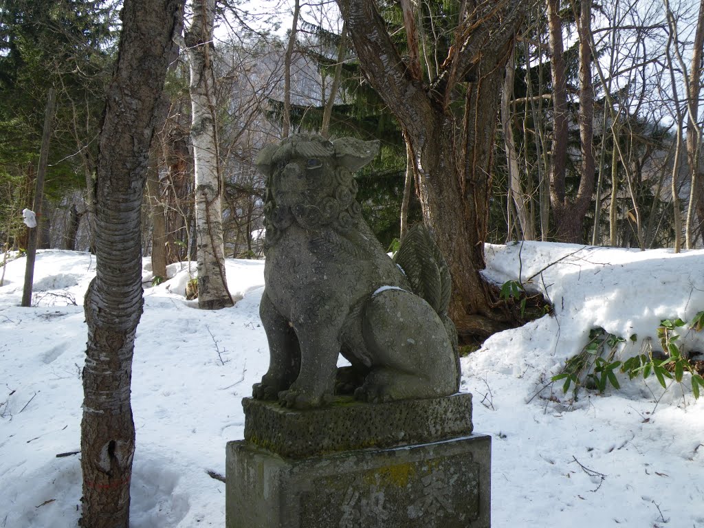 Jozankei Jinja Shrine　定山渓神社 狛犬 吽形 by murakami.cc