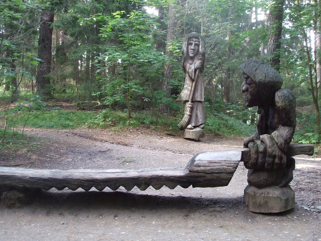 Zwei der "märchenhaften" Schnitzwerke auf dem Rundweg am Hexenberg oberhalb von Juodkrante, 13. August 2009 by Wolfgang Hanko