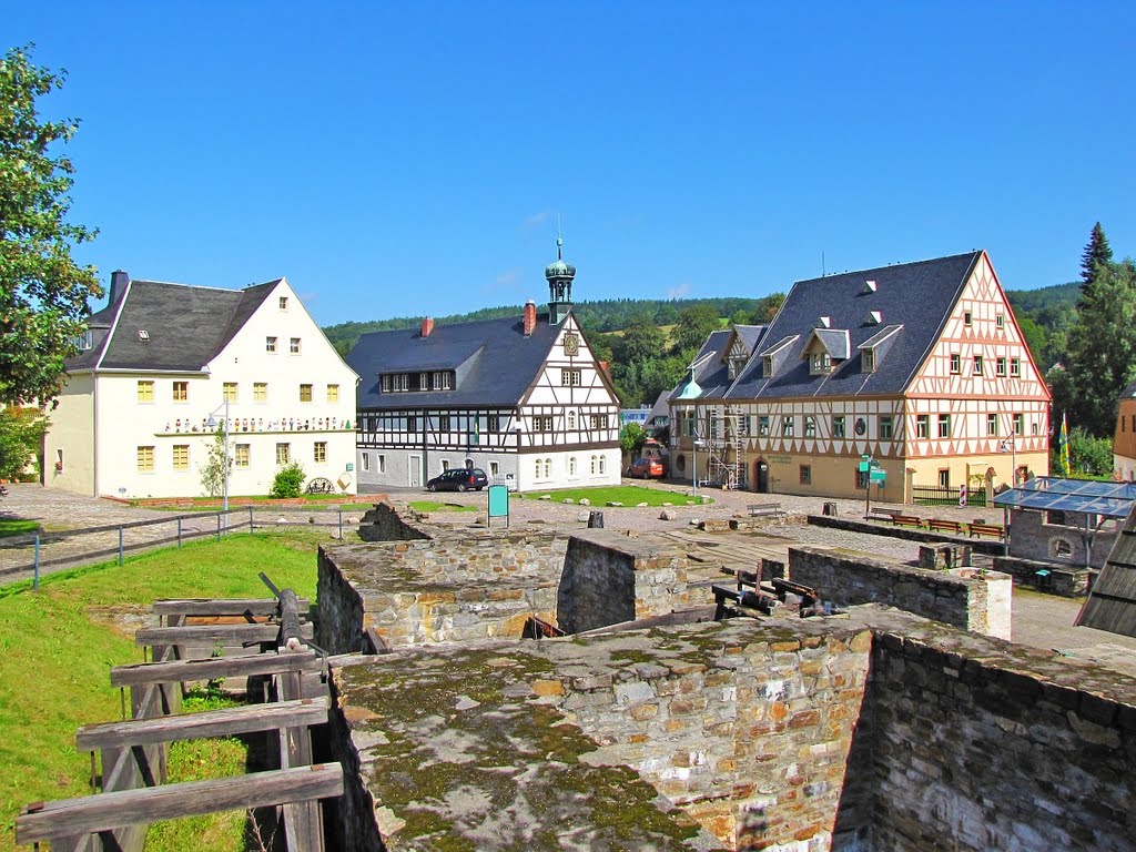 Denkmalkomplex Saigerhütte Olbernhau/Grünthal 1537 gegründet - Alte Faktorei, Hüttenschänke und Haus des Anrichters (von links) by Rudolf Henkel