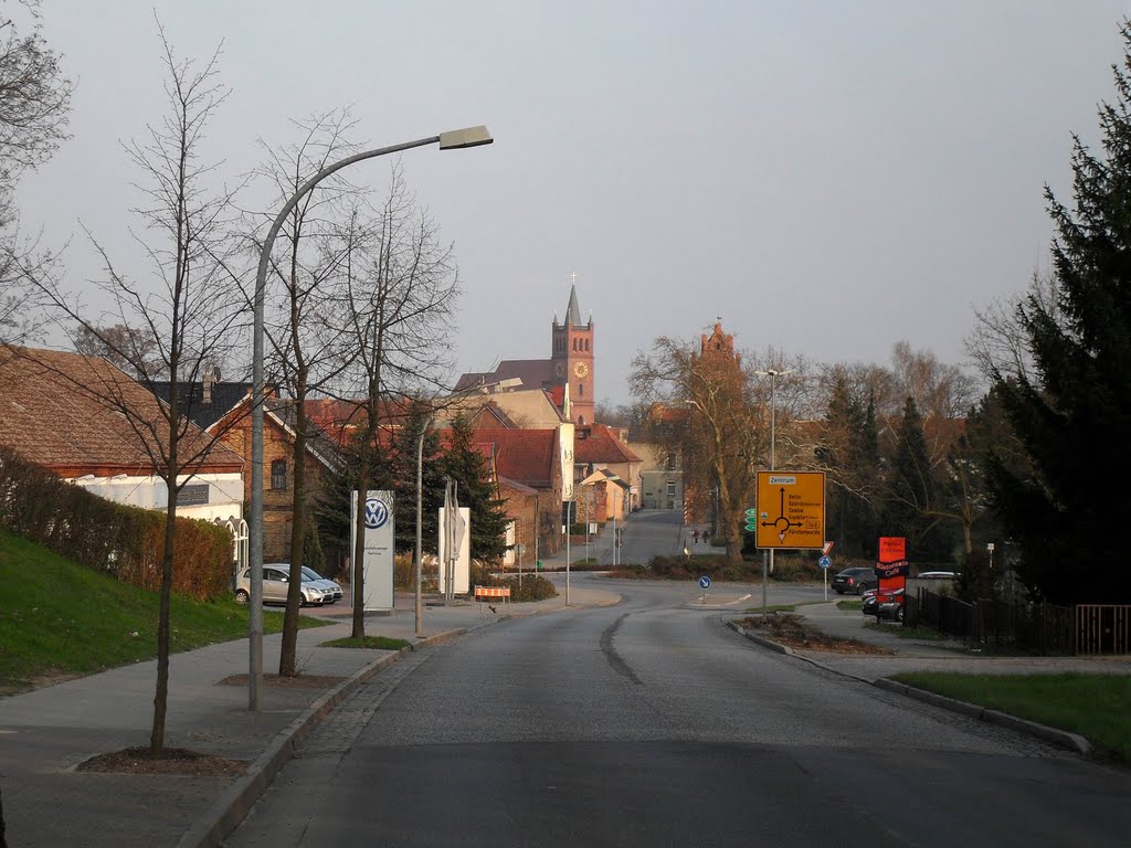 Müncheberg, Eberswalder Straße - Blick auf die Altstadt by Klaus Brinkmann