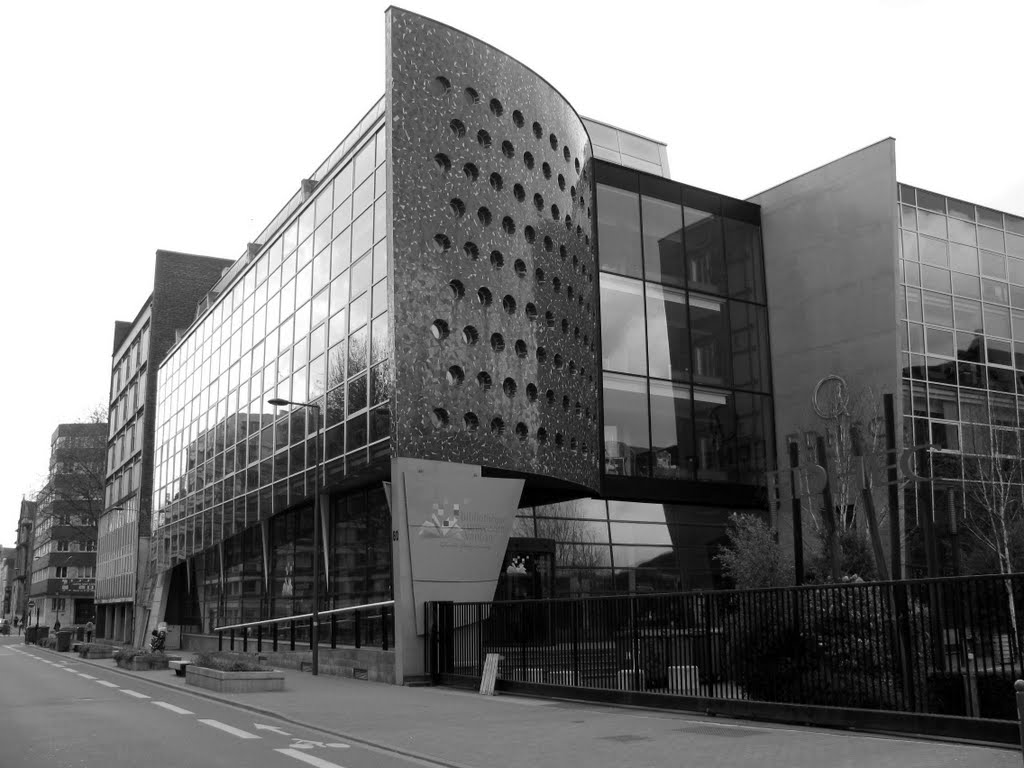 Bibliothèque universitaire (Lille) by Guy Ferdinande