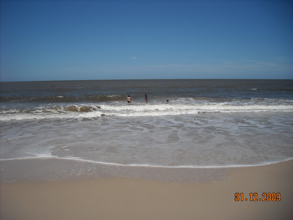 Playa de Parque del Plata, Canelones by Fersonia