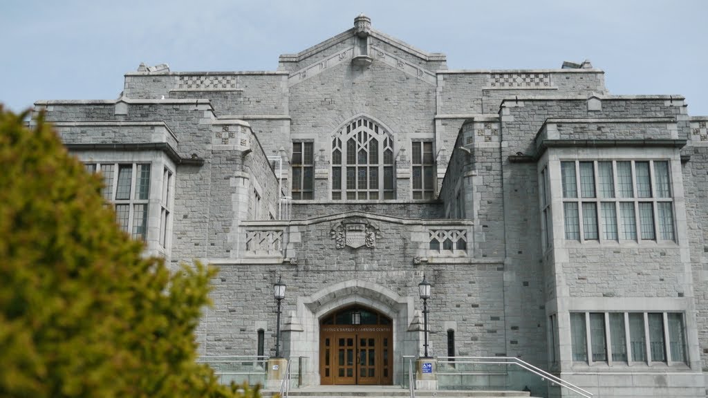 Vancouver, UBC (University of British Columbia) : IRVING K BARBER LEARNING CENTRE ; dans série FRINGE saison 2 = Harvard (labo de Walter) by SteF