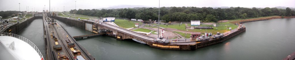 Panorama entering the Gatun Locks by geocheb