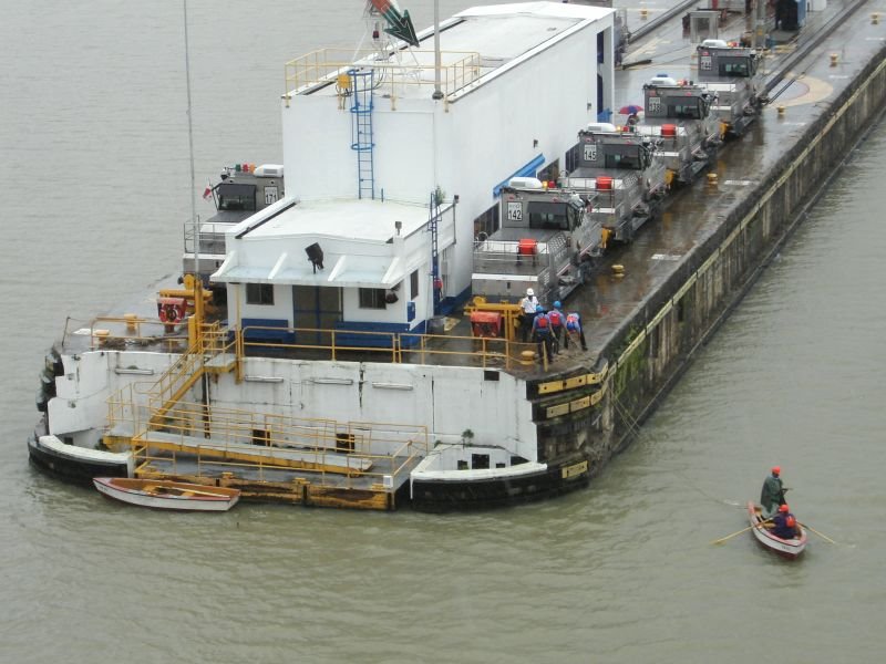 Canal workers getting a rope to attach the ships cables to the Mule by geocheb