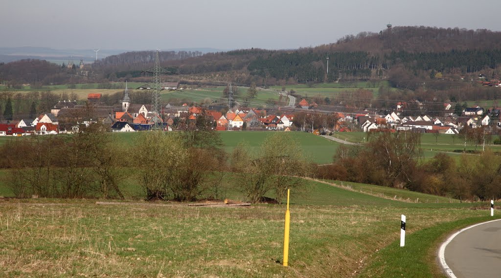 Marienmünster - Vörden (mit Blick auf die Abteikirche und auf den Hungerberg(325m) mit Aussichts- und Museumsturm) by WitoldPB