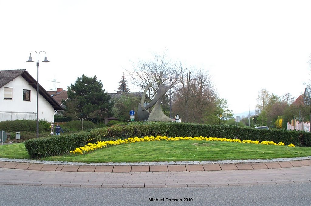 Kreisel mit Plastik in Brühl by Michael Ohmsen