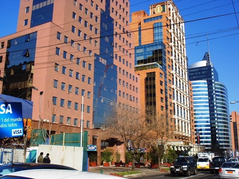 Av. Vitacura con el Edificio el Bosque 500 (Al Final) by Cristobal Jordan F.