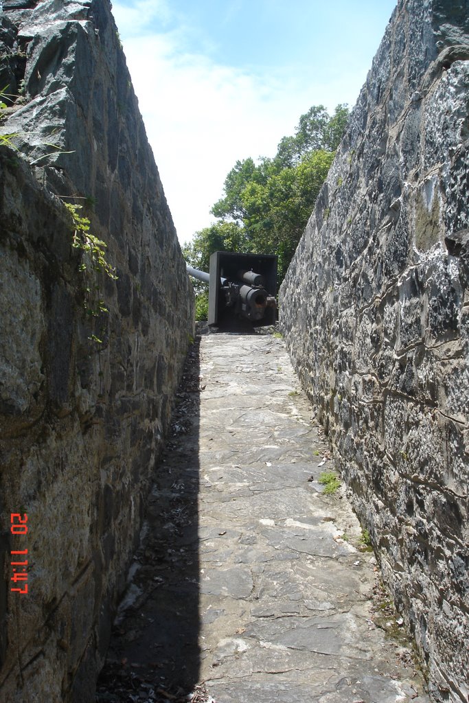 Acesso para levar as munições ao canhão no alto do môrro junto à Fortaleza - Ilha do Mel - Pontal do Paraná - Paraná - PR - Brazil by Paulo Yuji Takarada