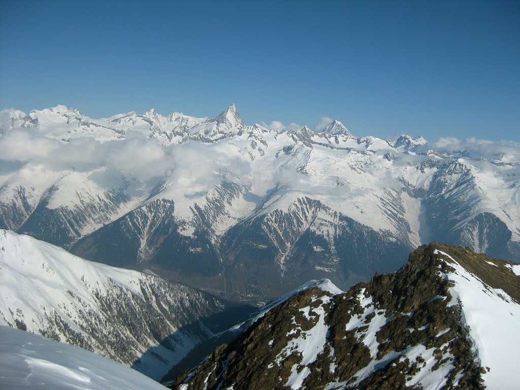 Panorama sull'Oberland Bernese, a sinistra Aletschhorn, al centro Finsteraarhorn, a destra Lauteraarhorn by Giovanni Malinverni