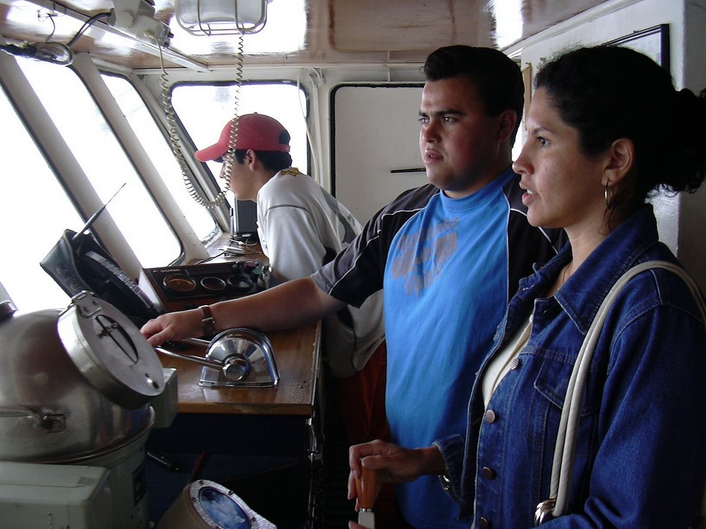 Dirigiendo el Ferry by Ruben Garay