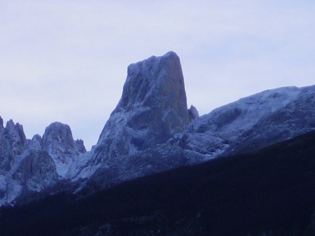 Naranjo de Bulnes by Juan Emilio Vazquez