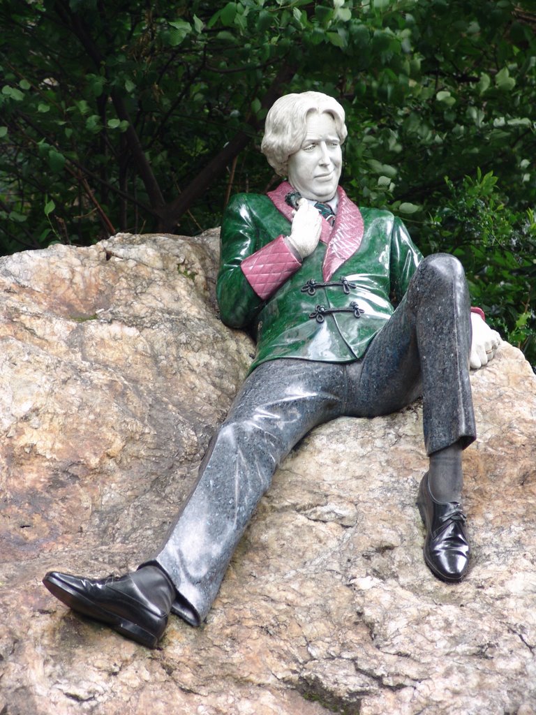 Oscar Wilde sculpture by ArtLavelle