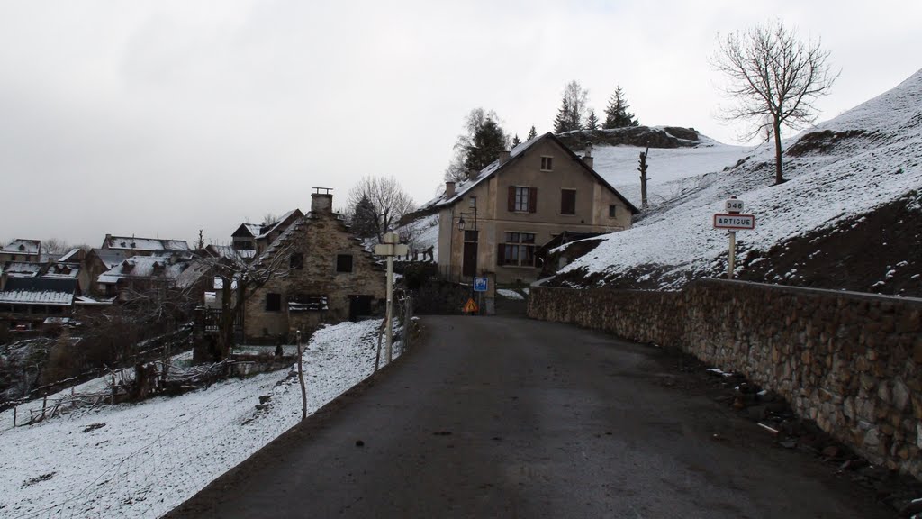 France: Artigue - Vue sur le village sous la neige by chatons76