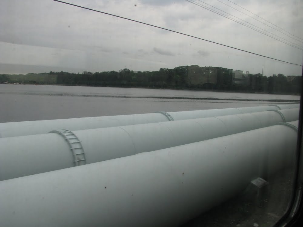 Crossing the Causeway. These pipes are supplies water to Singapore by Che782