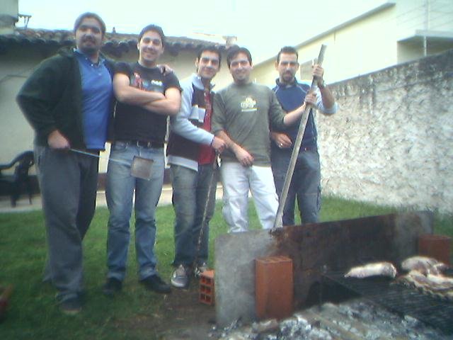 Asado pre dia del trabajador en casa de Carla y Gustavo, 30-04-06. De izquierda a derecha: Pablo (novio de Vale en aquel entonces), Ruben (novio de Ericunga en aquel entonces, y aun), Walter (tio de Celeste), Jorge (novio de Romina) y Dario (tambien de nnoovio, pero con hijos tambien). by Ruben Pouquette