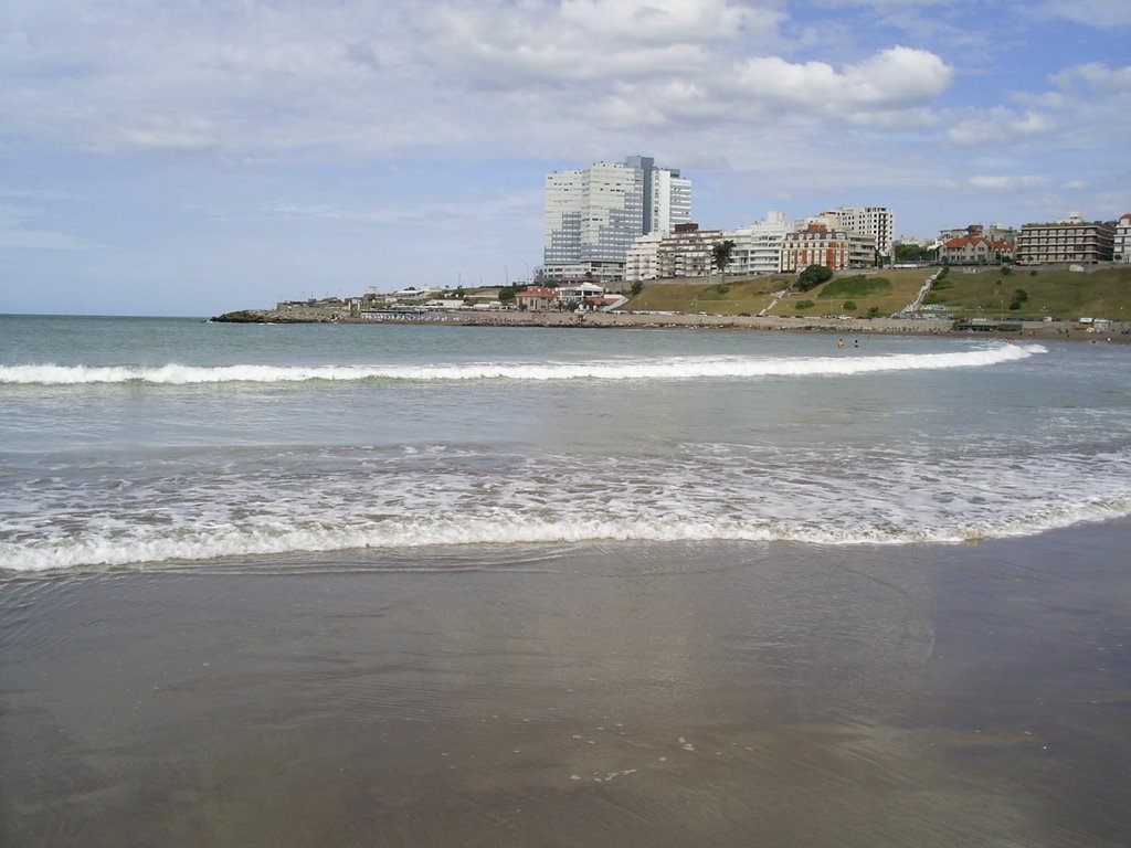 Playa Varese, Mar del Plata, Buenos Aires, Argentina. by Claudio Olivera