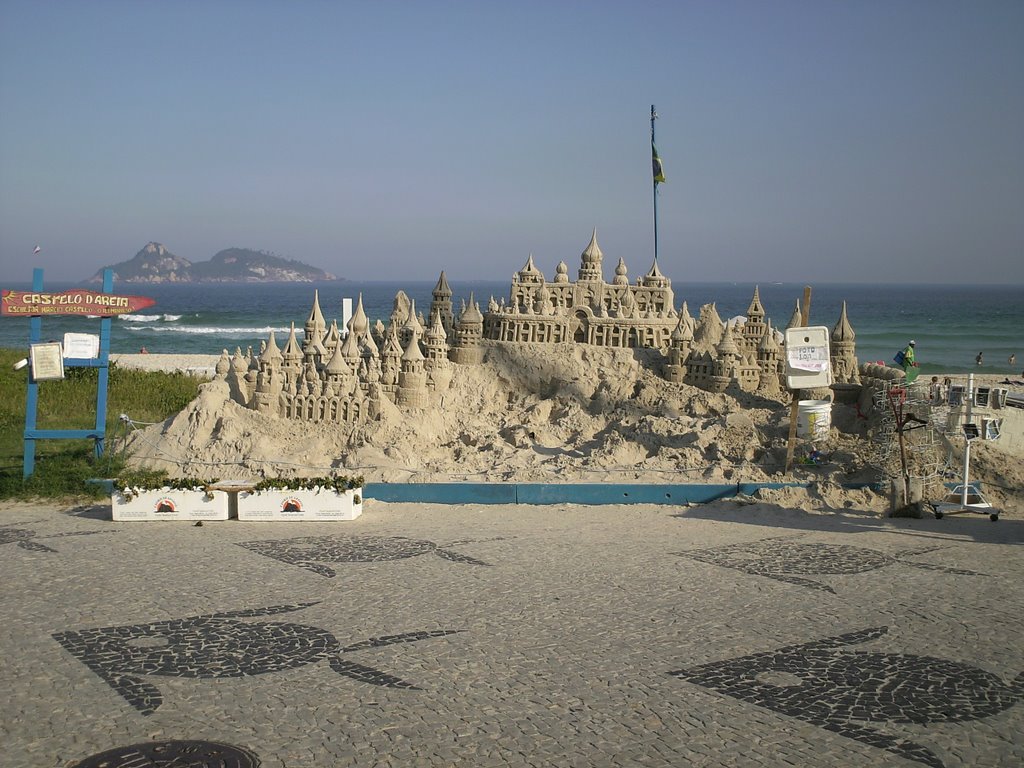 Castelos de areia (Escultor Márcio Castelo) - Barra da Tijuca - RJ - Brasil by Sergio S. Coutinho