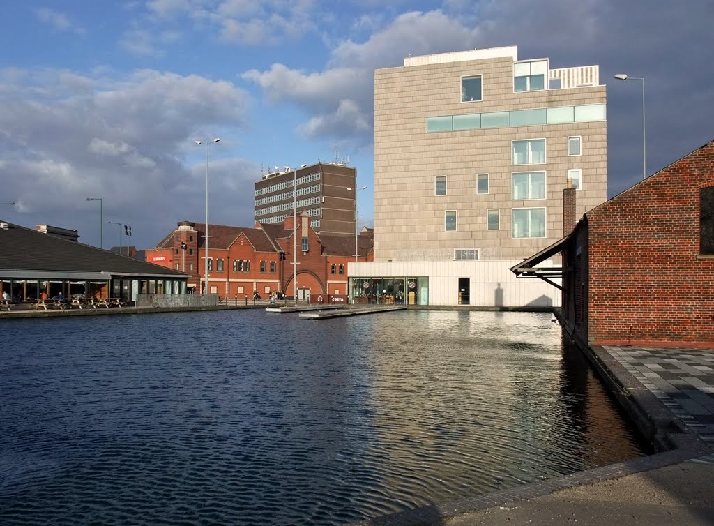 Walsall Canal Basin & Art Gallery by jhr1uk