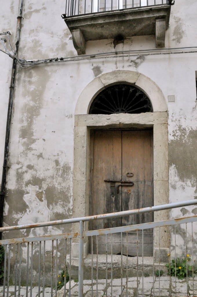 Avigliano, portone (old gate) by apas