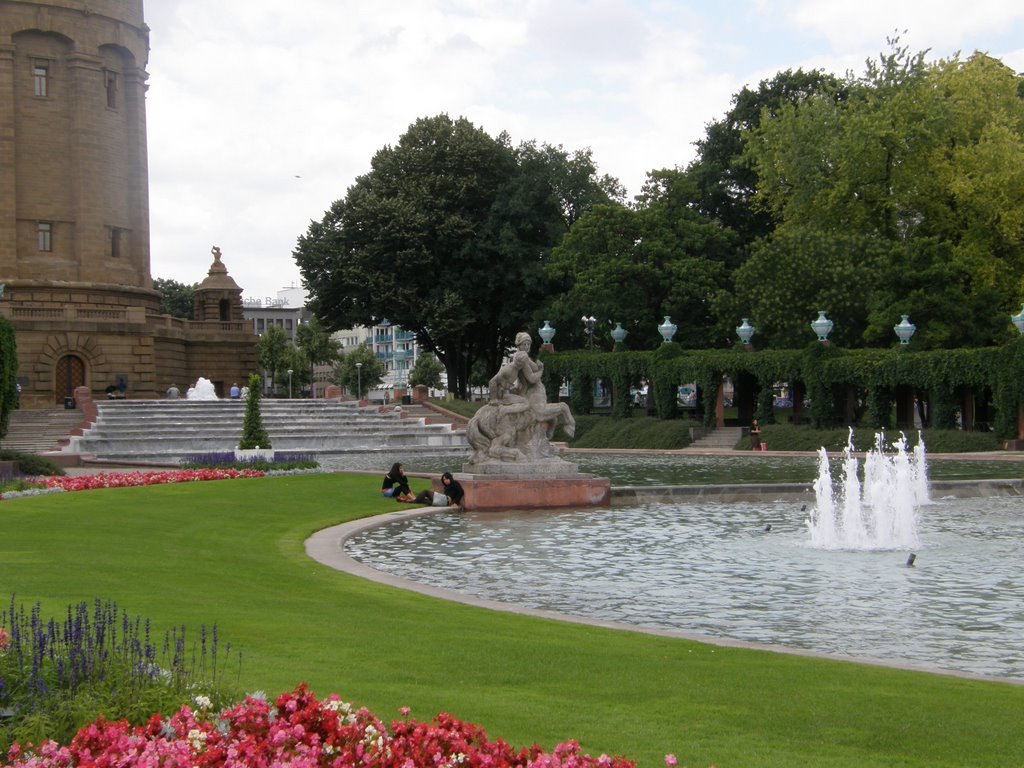 The fountain at the Wasserturm by Dreoilin