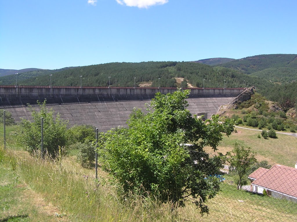 Arlanzón dam by Willem Nabuurs