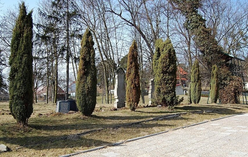 Gdańsk Sobieszewo - zabytkowe stele ewangelickie przy kościele pw. Matki Boskiej Saletyńskiej by AnnaJolanta 3