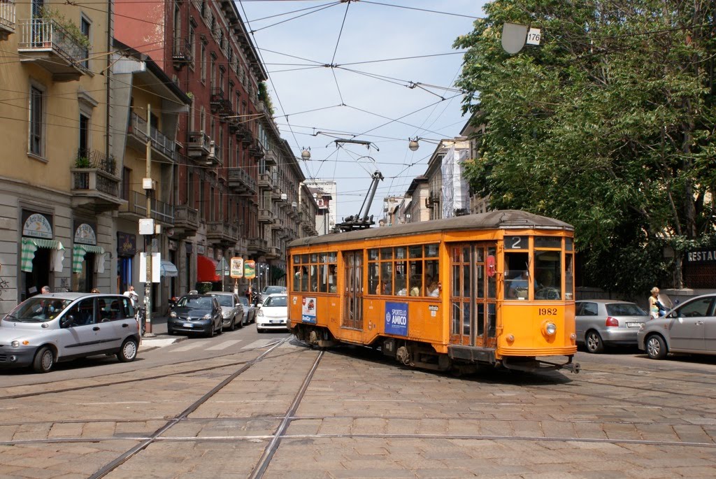 Wagen 1982 der Strassenbahn von Milano beim Bahnhof Porta Genova am 22.7.2009 by loamvalley