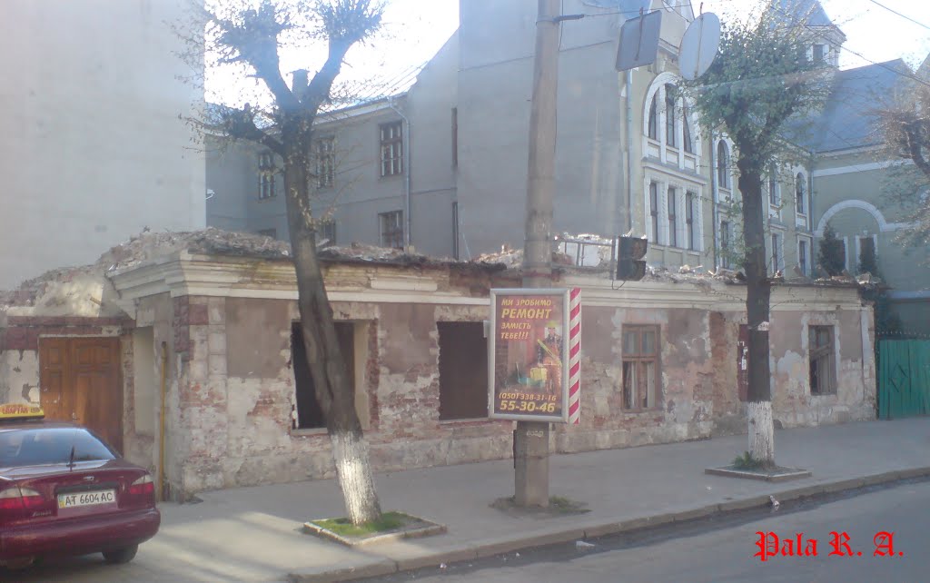 Burned house on Vasilianok street (ex.Panfilovtsiv street). Соженный дом на ул. Василианок (ех.Панфиловцев). by Ruslan Pala