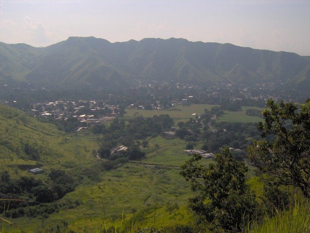 Maracay desde el Sendero del Hotel Maracay (Vista a la Cooperativa) by baseballsick