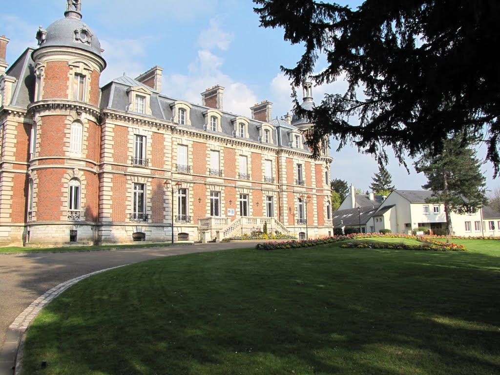 Briare : le château de Trousse-Barrière by bernard giguet