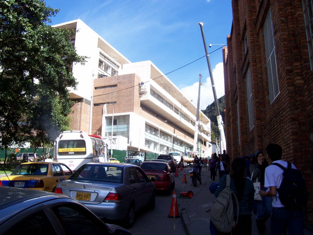 Universidad de los Andes. Nuevo edificio de ingeniería Mario Laserna, visto desde la estación de policía en enero del 2007 (Aún en construcción) by dnielben