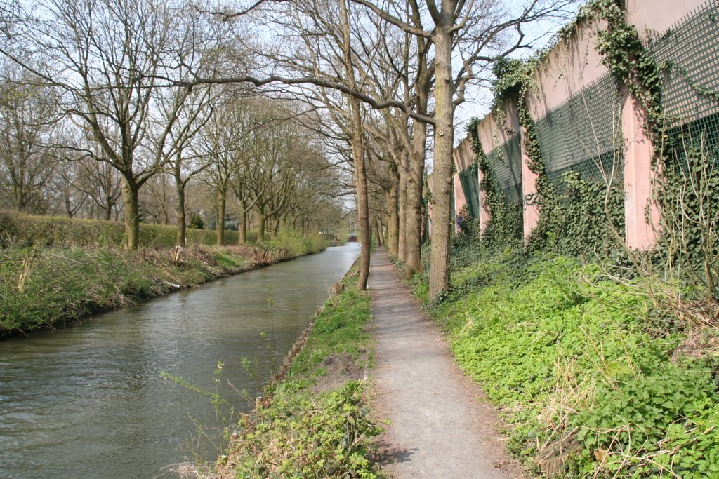 Wandelpad parallel aan de Waterlinieweg. by Carl030nl