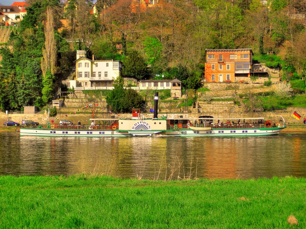 Raddampfer Krippen (HDR) by Sonnimaus