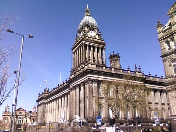 Leeds Town Hall and clear blue sky by Noseyinround