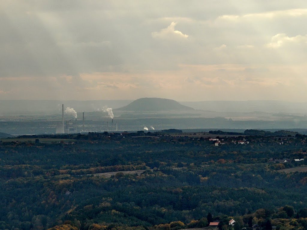 Říp za elektrárnou Mělník z Vrátenské hory by LaSo