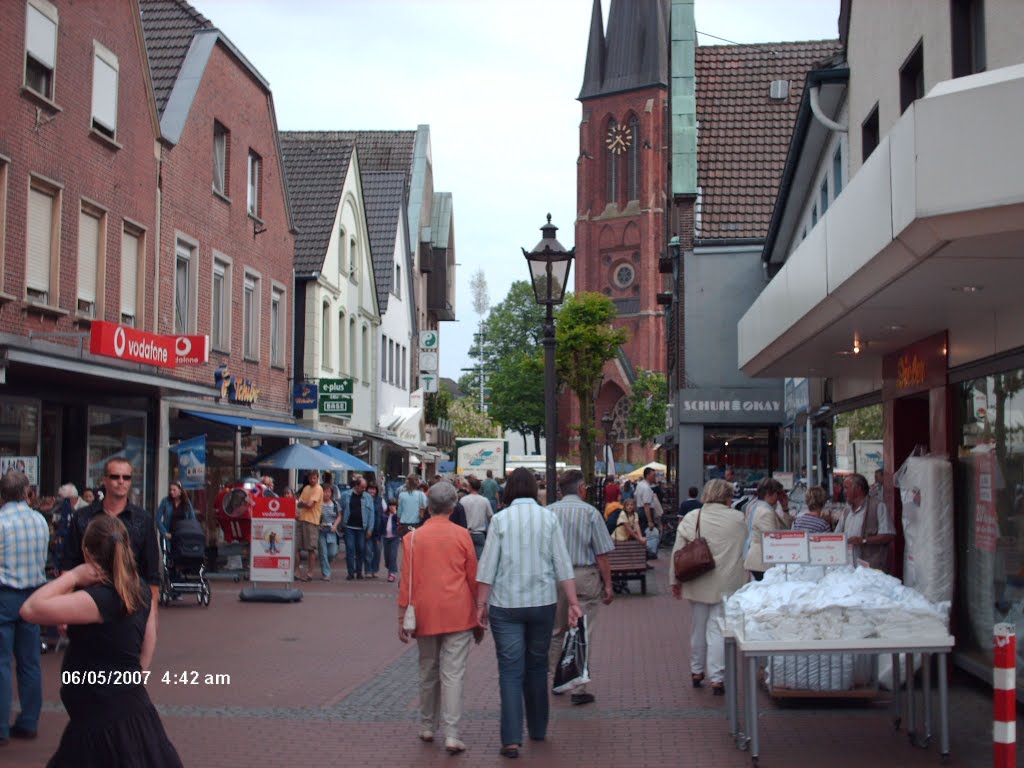 H©) Mai 2007 / Die Rekumer Str. mit Sicht auf die Sixtus Kirche by Hannes Th.