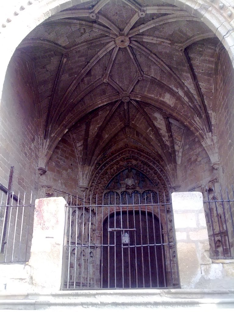 Portico de Santa Maria de Hiniesta. by o rey do café