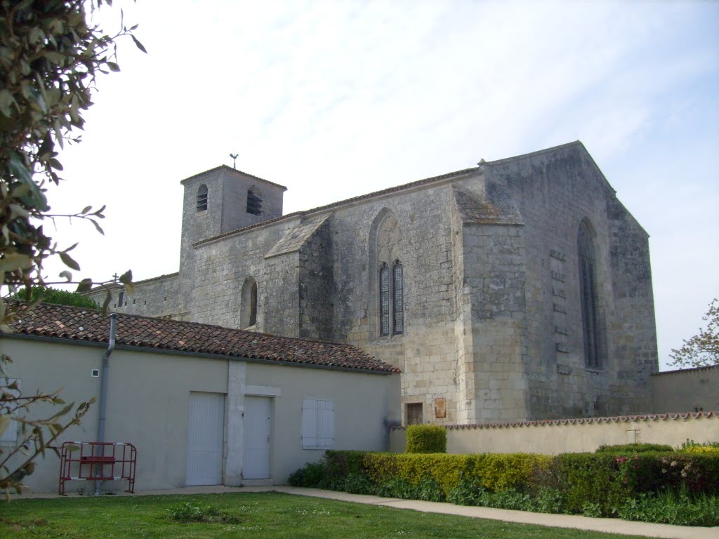 Chevet de l'église de Saint-Hippolyte by FrenchCobber